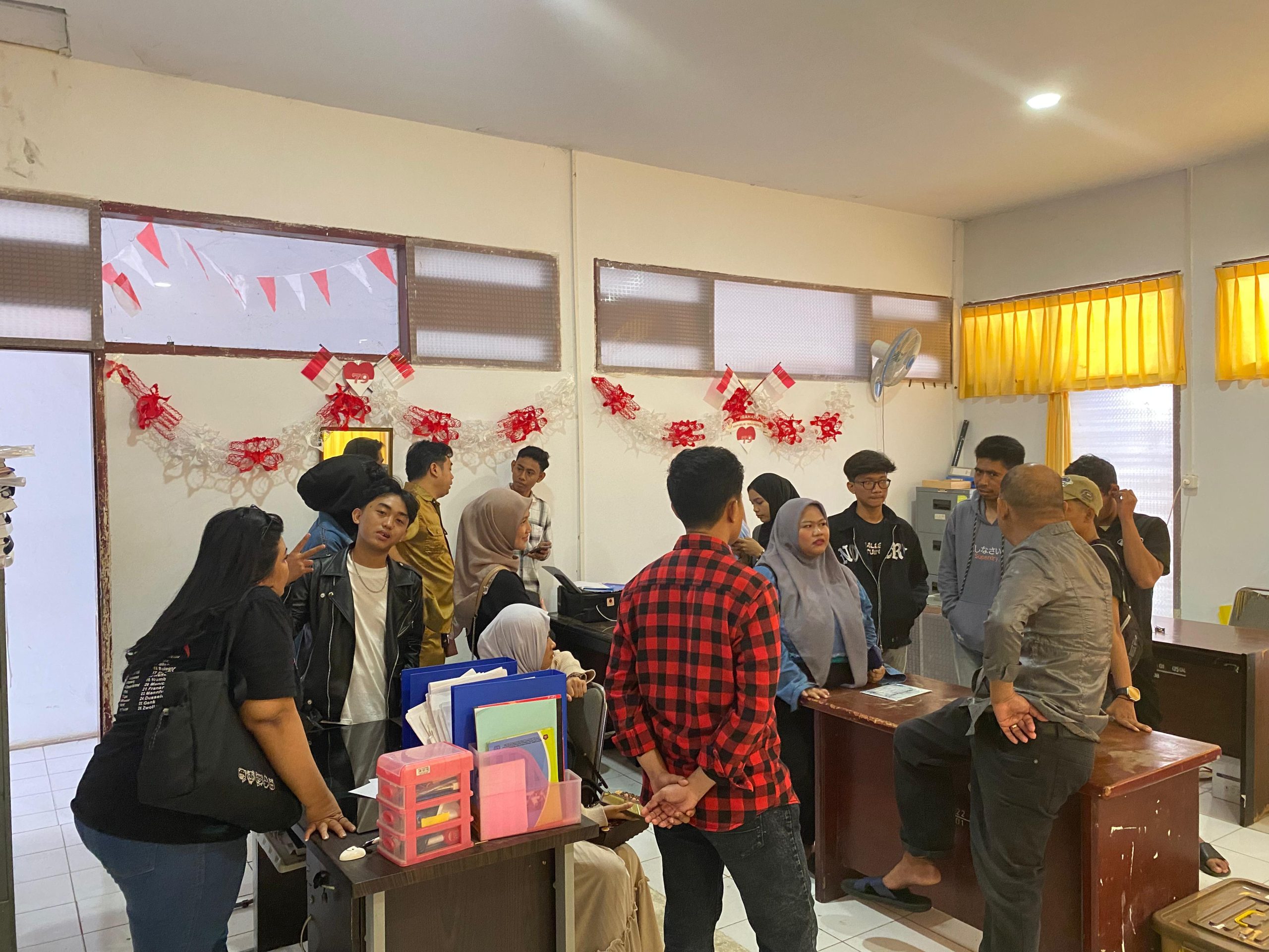 Puluhan karyawan dari lembaga pendidikan kursus bahasa Inggris MECNESIA mendatangi Dinas Tenaga Kerja (Disnaker) Provinsi Sulawesi Selatan pada Selasa dini hari untuk melaporkan pimpinan perusahaan, Eka Pracandra, yang dikenal dengan nama Candra Mindset.