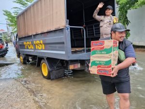Lingga Pimpinan Tunas Muda Biringkanaya saat melakukan bakti sosial kepada masyarakat di Biringkanya 