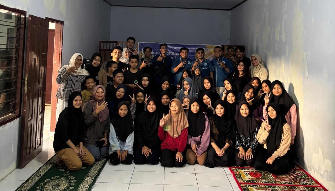 Gekrafs Sulsel hari jadi ke 6 berbagi makan siang gratis dan sembako