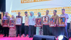 Ketua DPRD Kota Makassar bersama Ibu Fatmawati Wakil Gubernur Sulawesi Selatan 