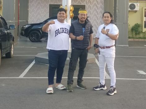 Moh. Lingga Ketua GPII PD Kota Makassar (kiri) bersama dengan pengurus Ormas Paku Terbang Indonesia (Doc/Ist)