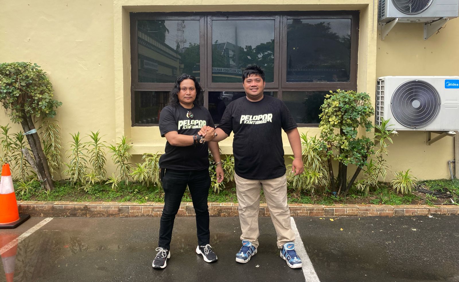 Anto Mappakoe (kiri) dan Ketua GPII PD Kota Makassar, Moh Lingga (kanan)