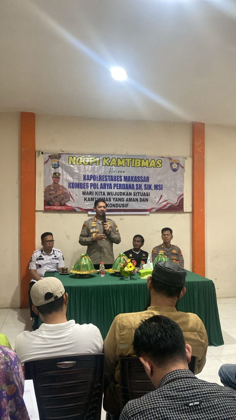Kombes.Pol.Arya Perdana S.H, S.IK, M.Si, Kapolrestabes Makassar (berdiri) saat menyampaikan pesan kamtibmas dalam kegiatan Ngopi dan Ngobrol Kamtibmas
