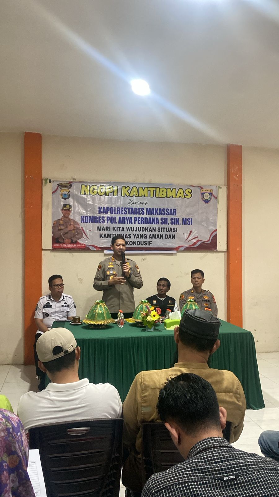 Kombes.Pol.Arya Perdana S.H, S.IK, M.Si, Kapolrestabes Makassar (berdiri) saat menyampaikan pesan kamtibmas dalam kegiatan Ngopi dan Ngobrol Kamtibmas