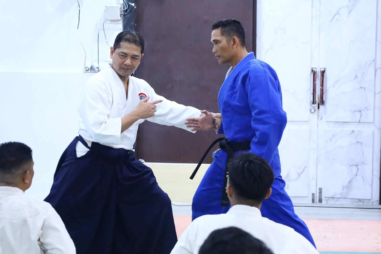 Kapolrestabes Makassar (Kiri, baju putih) saat memberikan pengarahan dalam kegiatan pelatihan bela diri