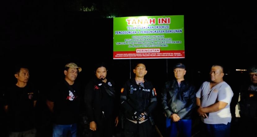 Plt Kasat Samapta Polrestabes Makassar, Kompol Joko Pamungkas S. Pd, M. Pd (tengah) saat menyampaikan himbauan kamtibmas kepada kelompok yang terlibat cekcok