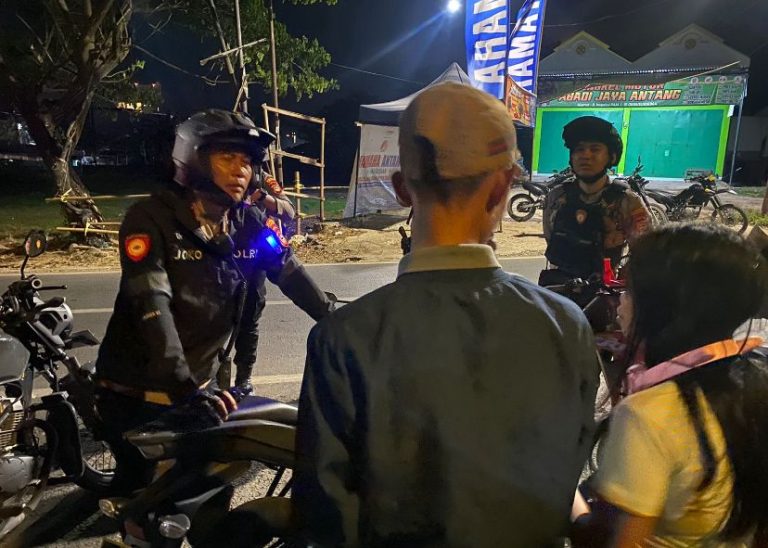 Plt Kasat Samapta Polrestabes Makassar, Kompol Joko Pamungkas (kiri,menggunakan helm) saat menyampaikan himbauan kamtibmas