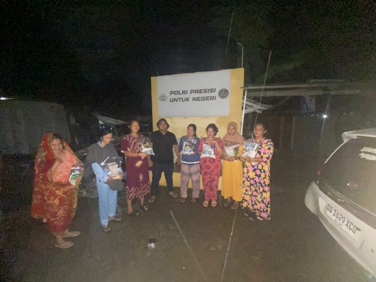 Moh Lingga Ketua GPII PD Kota Makassar (tengah) Saat membagikan paket sembako kepada warga masyarakat di Kel. Pai Kec. Biringkanaya Kota Makassar