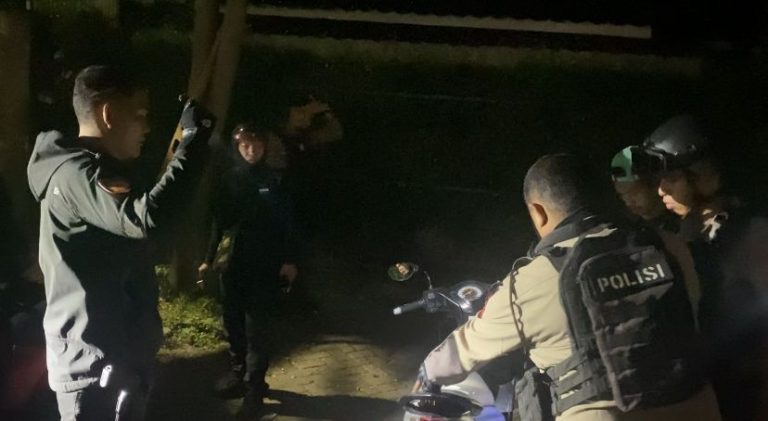 Plt Kasat Samapta Polrestabes Makassar, Kompol. Joko Pamungkas S. Pd, M.Pd (kiri) Saat memeriksa pengendara yang melanggar