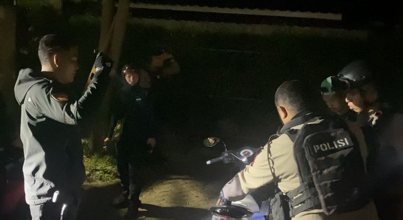 Plt Kasat Samapta Polrestabes Makassar, Kompol. Joko Pamungkas S. Pd, M.Pd (kiri) Saat memeriksa pengendara yang melanggar