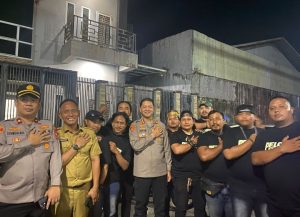 Kapolrestabes Makassar, Kombes. Pol Arya Perdana S.H, S.IK, M. Si (Tengah) saat foto bersama dengan beberapa perwakilan kelompok Pelopor Kamtibmas