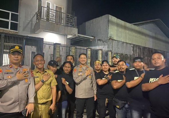 Kapolrestabes Makassar, Kombes. Pol Arya Perdana S.H, S.IK, M. Si (Tengah) saat foto bersama dengan beberapa perwakilan kelompok Pelopor Kamtibmas