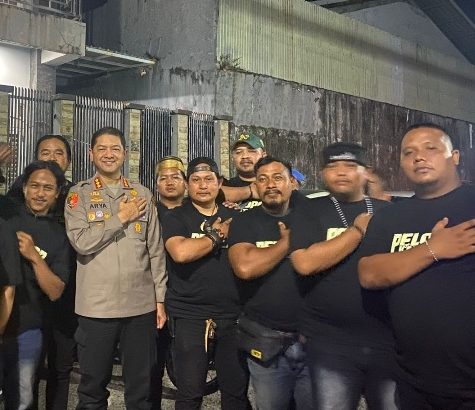 Kapolrestabes Makassar, Kombes. Pol Arya Perdana S.H, S.IK, M. Si (Tengah) saat foto bersama dengan beberapa perwakilan kelompok Pelopor Kamtibmas