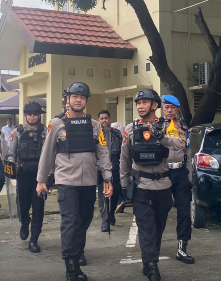 KAPOLRESTABES MAKASSAR, KOMBES. POL. ARYA PERDANA S.H, S. IK, M. SI (KIRI) SAAT MEMANTAU KEGIATAN UNJUK RASA DI DPRD PROVINSI SULAWESI SELATAN