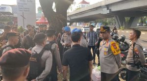KAPOLRESTABES MAKASSAR KOMBES. POL. ARYA PERDANA S.H, S.IK, M.SI MELAKUKAN PENGECEKAN TERHADAP PERSONEL YANG MELAKUKAN PENGAMANAN DAN PENGAWALAN AKSI UNJUK RASA