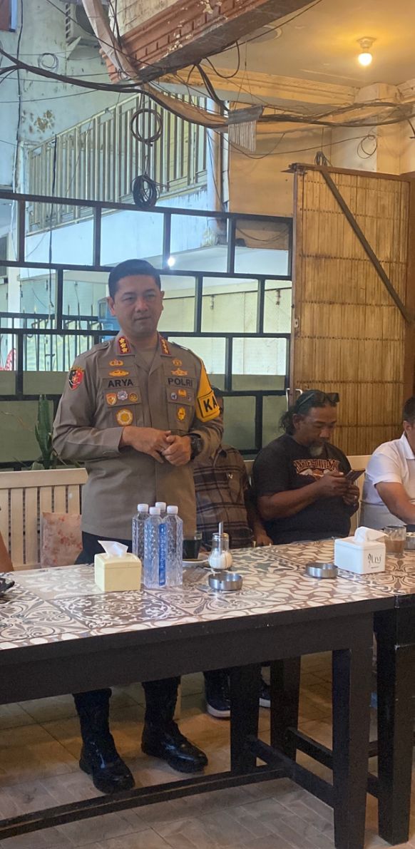 KAPOLRESTABES MAKASSAR, KOMBES. POL. ARYA PERDANA S.H, S. IK, M.SI SAAT MENYAMPAIKAN HIMBAUAN KEPADA ORMAS DAN OKP