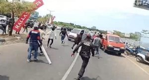 Potret kedua belah pihak massa dari PT GMTD dan Kalla Group saat terlibat aksi saling serang dan kejar pada Saat 29 September 2025