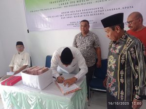 Ketua MUI MALUKU Melakukan tanda tangan pembelian lahan TPU