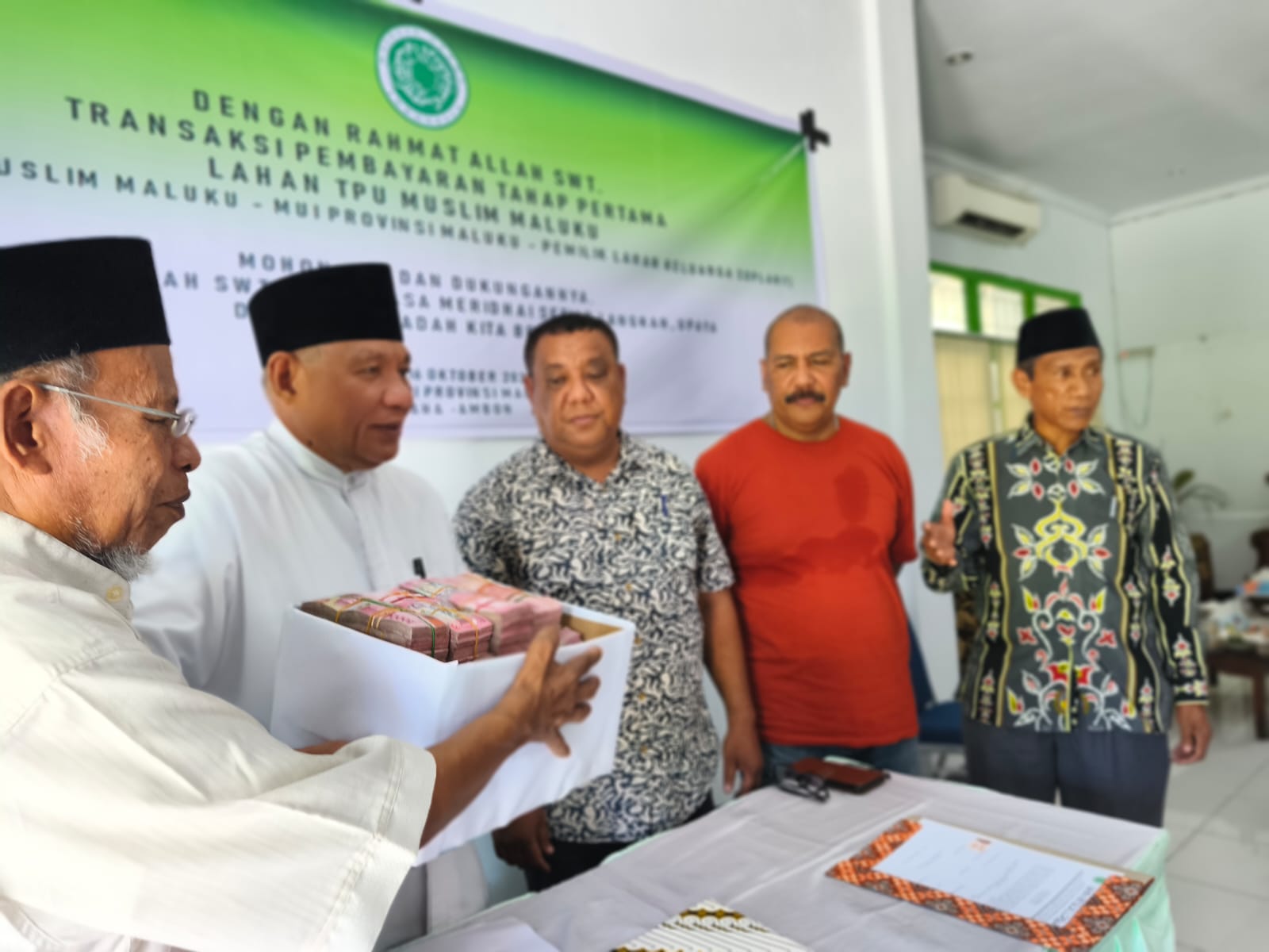 MUI MALUKU MELAKUKAN PROSES PEMBAYARAN PEMBELIAN LAHAN TPU UNTUK WARGA KOTA AMBON