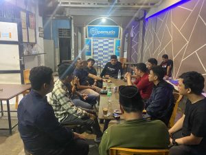 Kompol Joko Pamungkas S.Pd, M.Pd (tengah baju biru) saat silaturahmi ke Rumah Pemuda Sekretariat DPD KNPI Kota Makassar beberapa waktu lalu