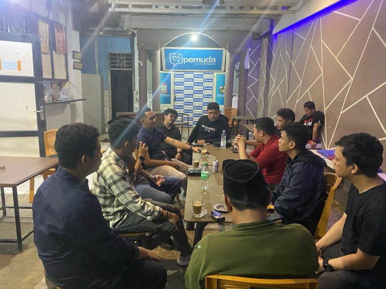 Kompol Joko Pamungkas S.Pd, M.Pd (tengah baju biru) saat silaturahmi ke Rumah Pemuda Sekretariat DPD KNPI Kota Makassar beberapa waktu lalu