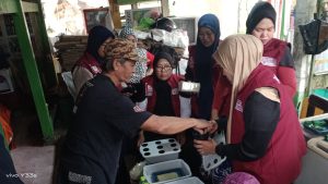 RT RW mendapatkan bimbingan / kursus kilat dari Ketua Kelompok Tani Warga (KTW) Gembira Ria RW 06 Kelurahan Karuwisi