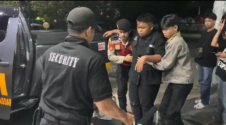 SALAH SATU ANGGOTA SUBNIT PATKO UNIT TURJAWALI SAT SAMAPTA POLRESTABES MAKASSAR SAAT MEMBANTU SALAH SATU KORBAN DUGAAN TINDAKAN KEKERASAN