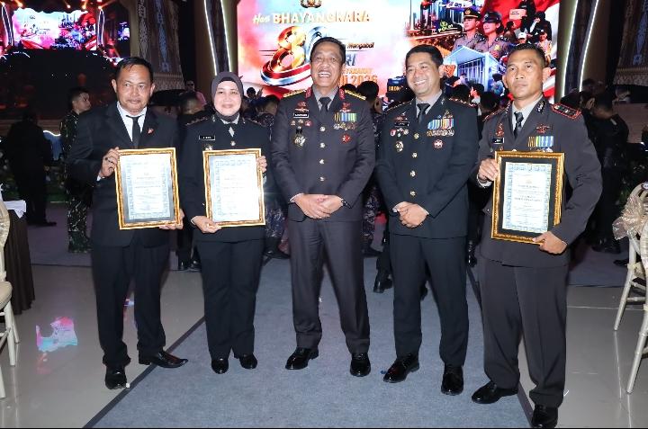 FOTO BERSAMA KAPOLDA SULSEL, KAPOLRESTABES MAKASSAR, DAN PARA KASAT DARI POLRESTABES MAKASSAR YANG MENERIMA PENGHARGAAN