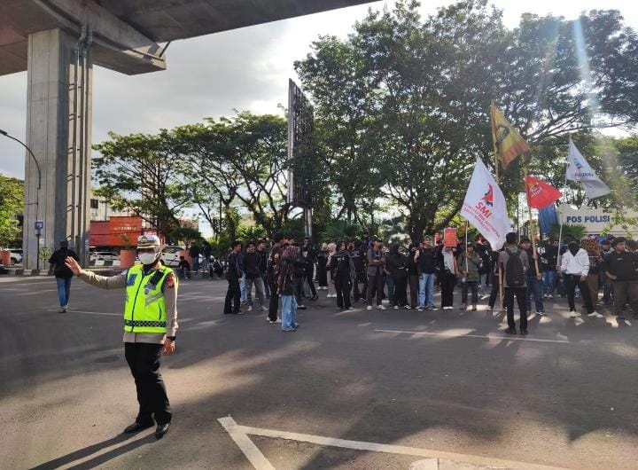 KASAT LANTAS POLRESTABES MAKASSAR (AKBP. SISKA DWI MARITA SUSANTI S.E, M.SI) SAAT TURUN LANGSUNG MENGAMANKAN AKSI UNRAS