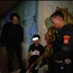 KASAT SAMAPTA POLRESTABES MAKASSAR (KOMPOL. JOKO PAMUNGKAS S.PD, M.PD) SAAT MENUNJUKKAN BARANG BUKTI SENJATA TAJAM