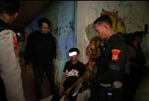 KASAT SAMAPTA POLRESTABES MAKASSAR (KOMPOL. JOKO PAMUNGKAS S.PD, M.PD) SAAT MENUNJUKKAN BARANG BUKTI SENJATA TAJAM