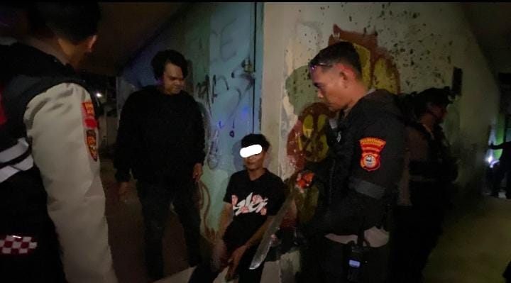 KASAT SAMAPTA POLRESTABES MAKASSAR (KOMPOL. JOKO PAMUNGKAS S.PD, M.PD) SAAT MENUNJUKKAN BARANG BUKTI SENJATA TAJAM