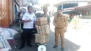 Lurah Karuwisi ikut menyaksikan penimbangan BSU Gembira Ria RT/RW 06